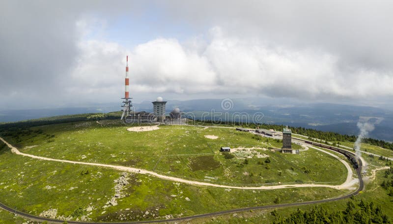 Montagne de Brocken, le sommet le plus élevé de la gamme de montagne de Harz l'allemagne photographie stock libre de droits Montagne de Brocken, le sommet le plus élevé de la gamme de montagne de Harz l'allemagne photographie stock libre de droits