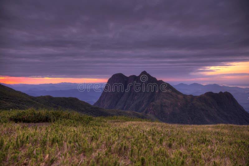 Montagne de Pico Parana près de Curitiba - Serra font Ibitiraquire photo libre de droits Montagne de Pico Parana près de Curitiba - Serra font Ibitiraquire photo libre de droits