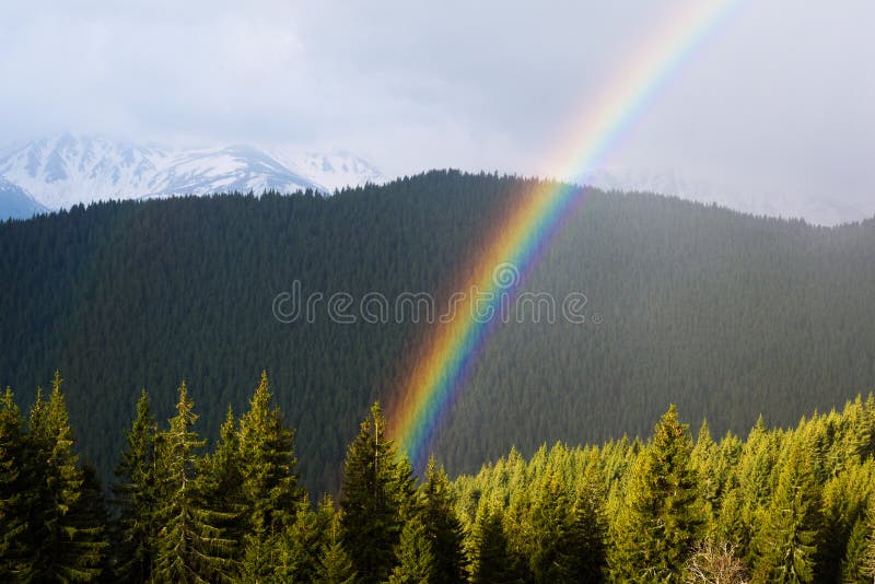 Montagne dell'arcobaleno in primavera fotografia stock Montagne dell'arcobaleno in primavera fotografia stock