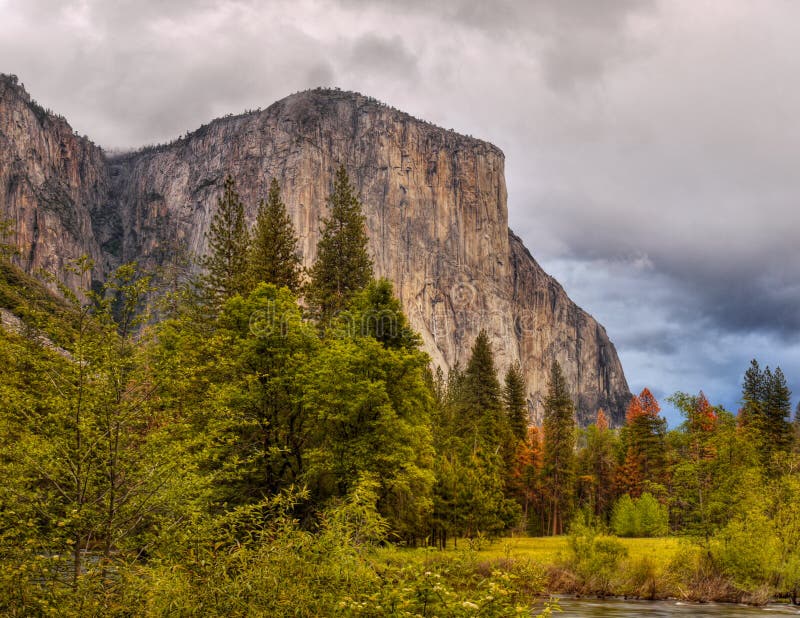 Montagne della valle di Yosemite, parchi nazionali degli Stati Uniti fotografia stock libera da diritti Montagne della valle di Yosemite, parchi nazionali degli Stati Uniti fotografia stock libera da diritti