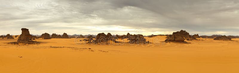 Montagne di Akakus (Acacus), Sahara, Libia fotografia stock libera da diritti Montagne di Akakus (Acacus), Sahara, Libia fotografia stock libera da diritti