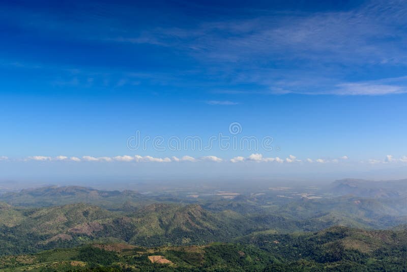 Montagne di estate e paesaggio del cielo blu fotografia stock libera da diritti Montagne di estate e paesaggio del cielo blu fotografia stock libera da diritti