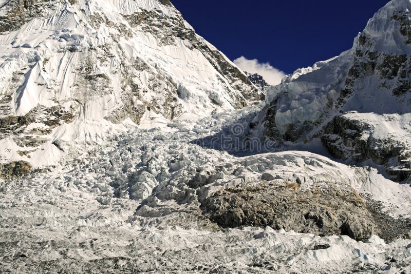 Montagne di Khumbu Icefall Nepal Himalaya del campo base dell'Everest fotografia stock Montagne di Khumbu Icefall Nepal Himalaya del campo base dell'Everest fotografia stock