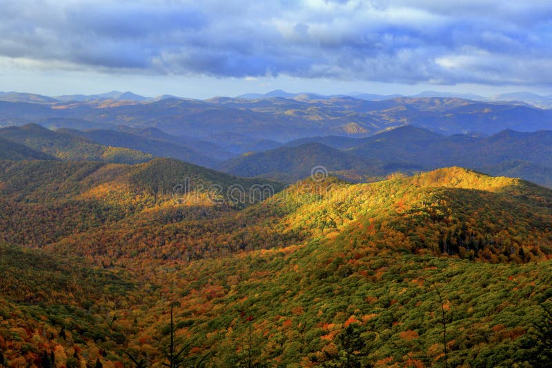 Montagne di Ridge blu in autunno