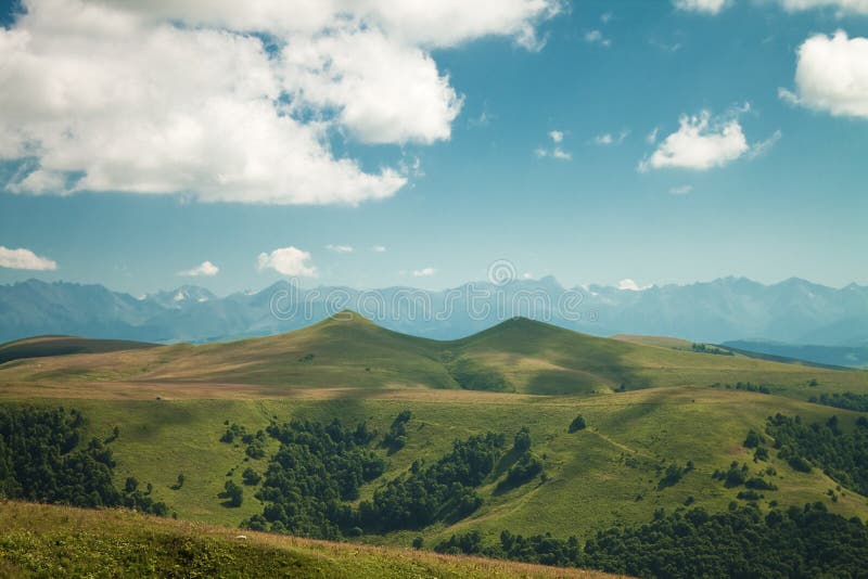 Montagne estive e cielo azzurro immagine stock