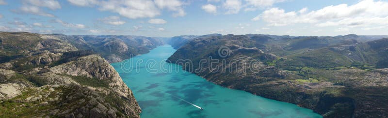 Montagne e fiordo in Norvegia