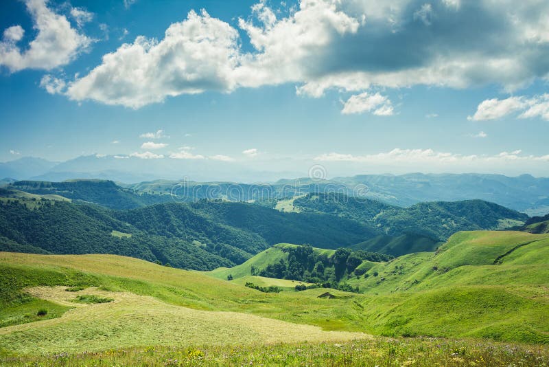 Montagne estive, erba verde e cielo azzurro fotografia stock libera da diritti