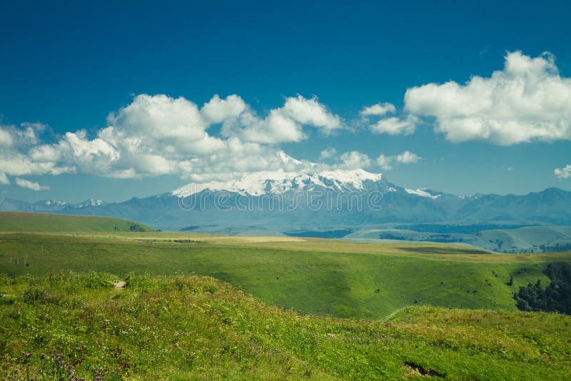 Montagne estive, erba verde e cielo azzurro fotografia stock