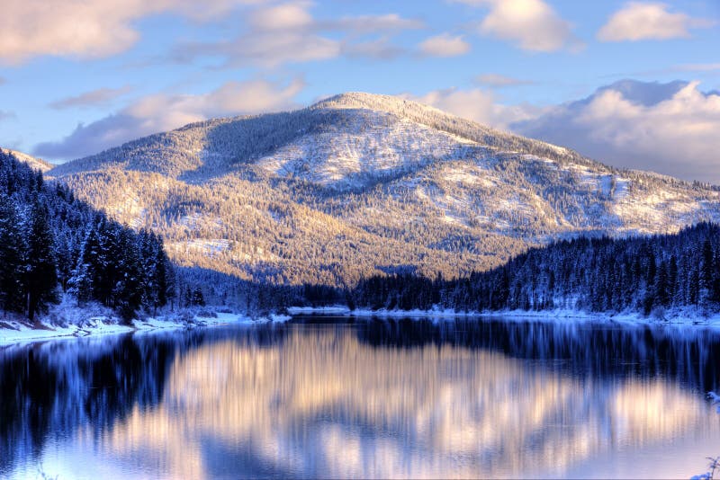 Montagne et eau de l'hiver. photo stock Montagne et eau de l'hiver. photo stock