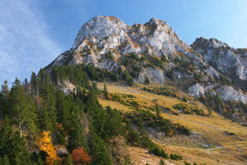 Montagne et forêt d'automne dans Jura photo libre de droits Montagne et forêt d'automne dans Jura photo libre de droits