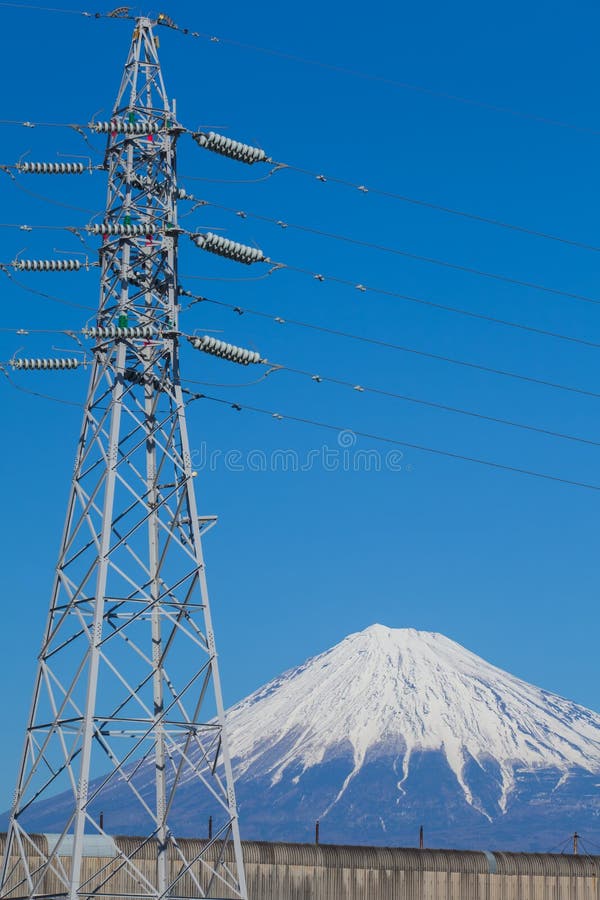 Montagne Fuji avec le poteau de haute tension de l'électricité images stock Montagne Fuji avec le poteau de haute tension de l'électricité images stock