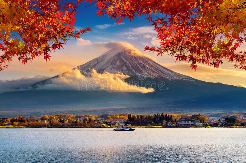 Montagne Fuji et lac Kawaguchiko au coucher du soleil, saison d'automne Montagne Fuji au yamanachi au Japon photos libres de droits Montagne Fuji et lac Kawaguchiko au coucher du soleil, saison d'automne Montagne Fuji au yamanachi au Japon photos libres de droits