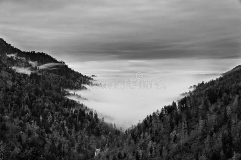 Montagne fumeuse grande images stock Montagne fumeuse grande images stock