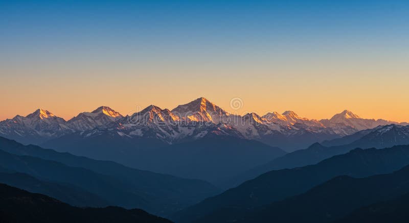 Montagne majestueuse au coucher du soleil avec des pics couverts de neige. Le ciel illustration stock