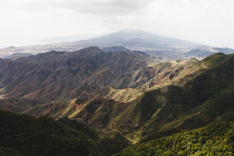 Montagne nel parco rurale di Anaga, fondo del vulcano di Teide fotografia stock libera da diritti Montagne nel parco rurale di Anaga, fondo del vulcano di Teide fotografia stock libera da diritti