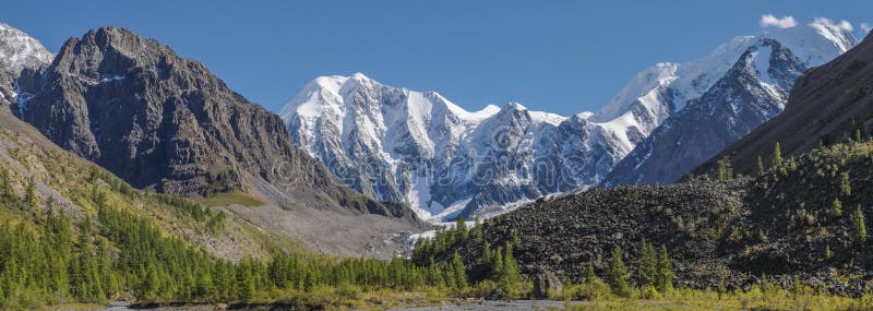 Montagne pittoresque. Les glaciers et pics enneigés images libres de droits