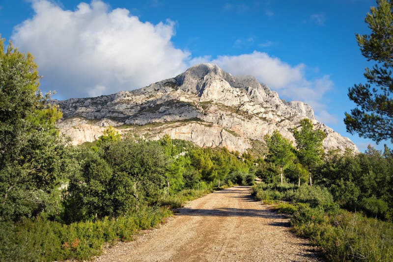 Montagne Sainte-Victoire - una cresta della montagna del calcare nel sou fotografie stock Montagne Sainte-Victoire - una cresta della montagna del calcare nel sou fotografie stock