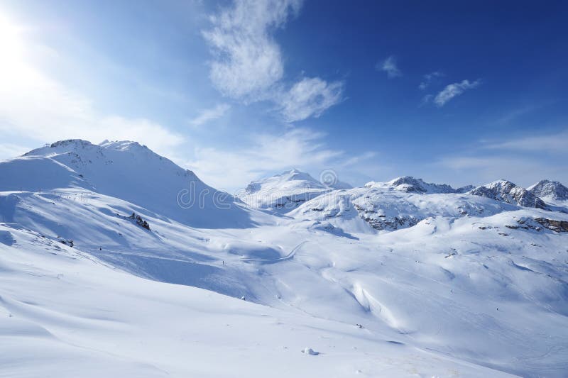 Montagnes enneigées en hiver images libres de droits
