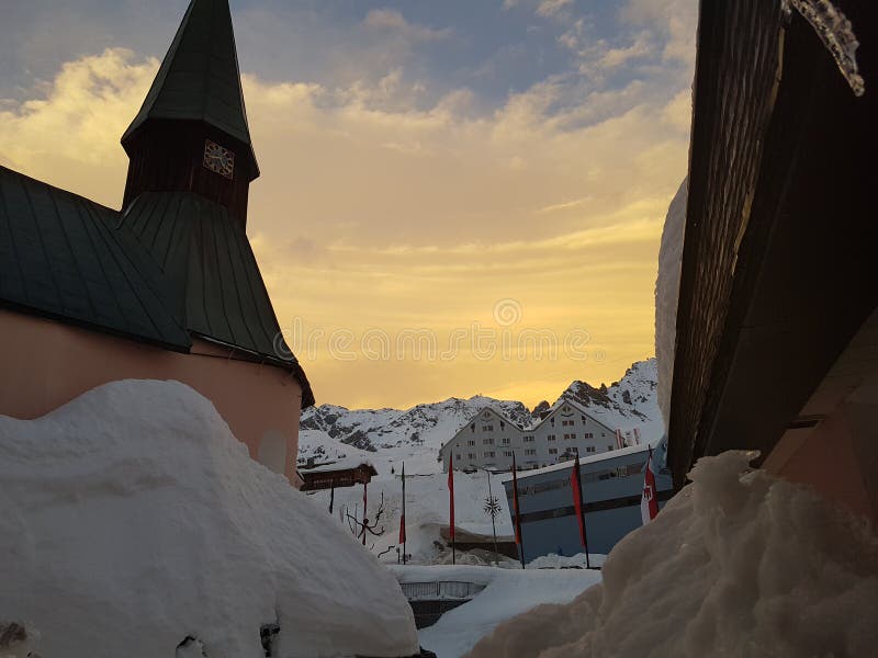 Montagnes blanches d'hiver de neige photos stock Montagnes blanches d'hiver de neige photos stock