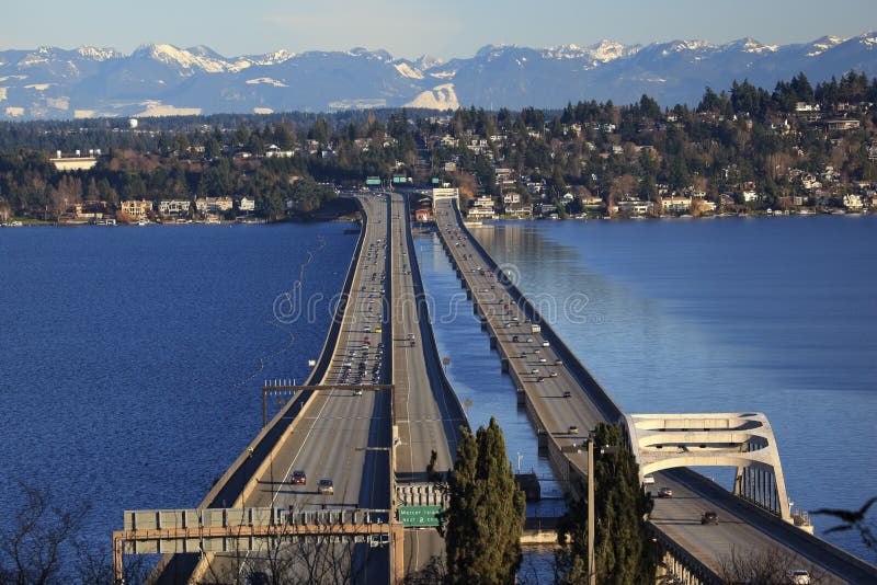 Montagnes de cascade de Bellevue de la passerelle I-90 photographie stock libre de droits Montagnes de cascade de Bellevue de la passerelle I-90 photographie stock libre de droits