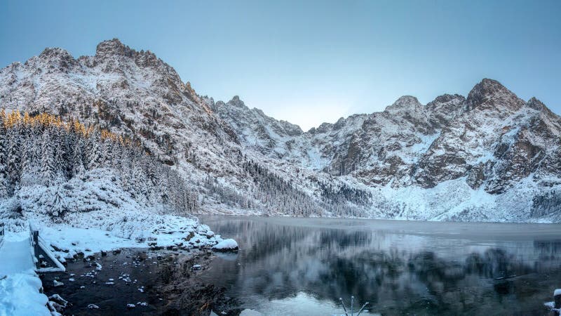 Montagnes de l'hiver Haut lac Tatra Morskie Oko, Pologne Le paysage scénique d'hiver de la gamme de montagne rocheuse a couvert l photographie stock Montagnes de l'hiver Haut lac Tatra Morskie Oko, Pologne Le paysage scénique d'hiver de la gamme de montagne rocheuse a couvert l photographie stock