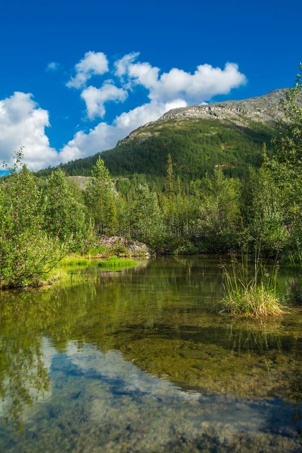 montagnes de lac petites image stock montagnes de lac petites image stock