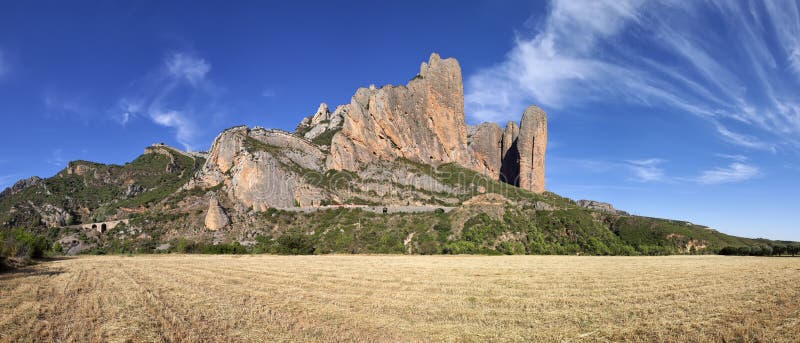 Montagnes de Mallos de Riglos, projectile panoramique images stock Montagnes de Mallos de Riglos, projectile panoramique images stock