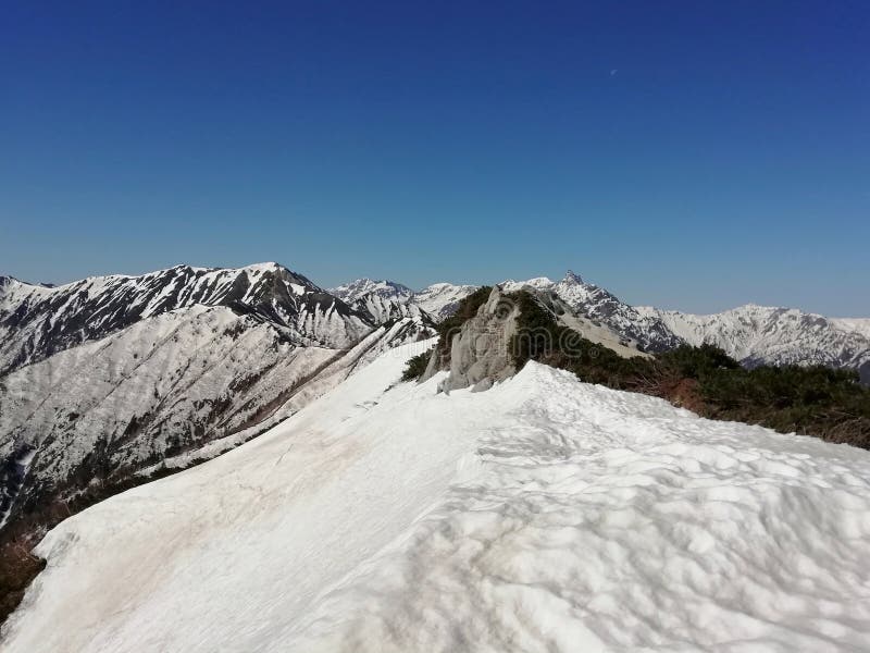 Montagnes de neige à l'itinéraire alpin de Tateyama Kurobe, Alpes japonais photographie stock libre de droits Montagnes de neige à l'itinéraire alpin de Tateyama Kurobe, Alpes japonais photographie stock libre de droits