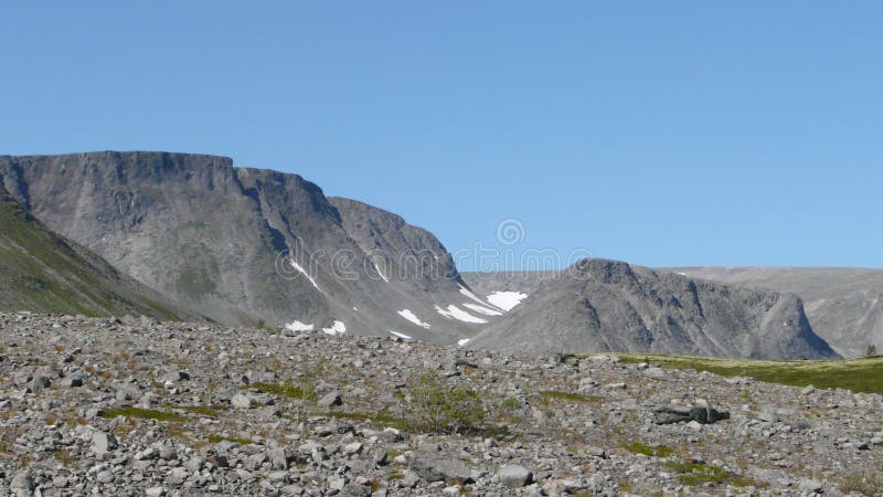 Montagnes et ciel de toundra en été photographie stock Montagnes et ciel de toundra en été photographie stock