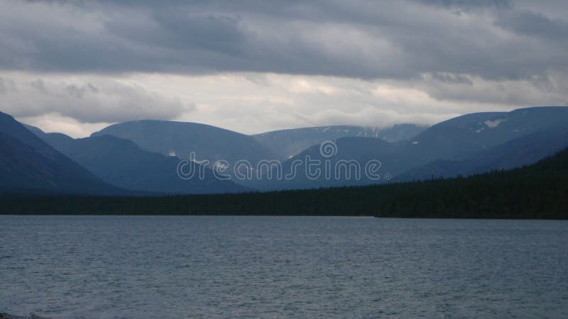 Montagnes et lac de toundra photos libres de droits Montagnes et lac de toundra photos libres de droits