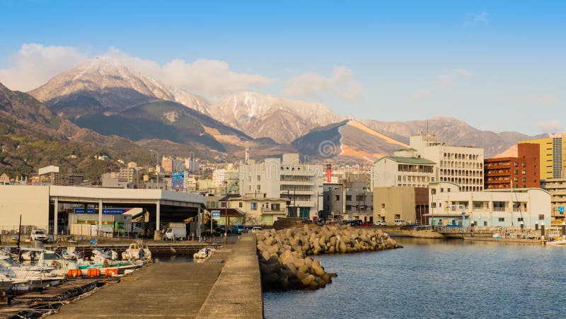 Montagnes et ville de Beppu couvertes de neige photographie stock Montagnes et ville de Beppu couvertes de neige photographie stock