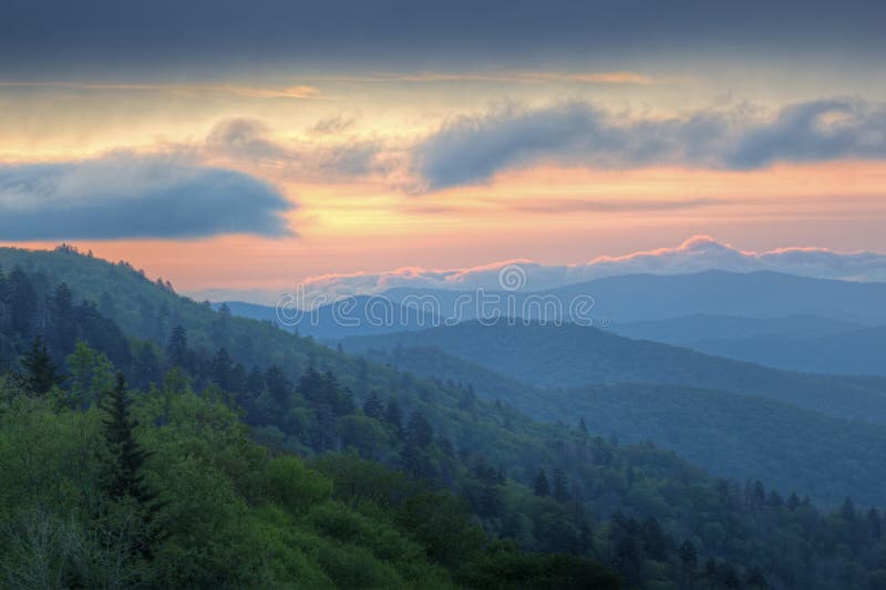 Montagnes fumeuses grandes de lever de soleil photographie stock libre de droits Montagnes fumeuses grandes de lever de soleil photographie stock libre de droits