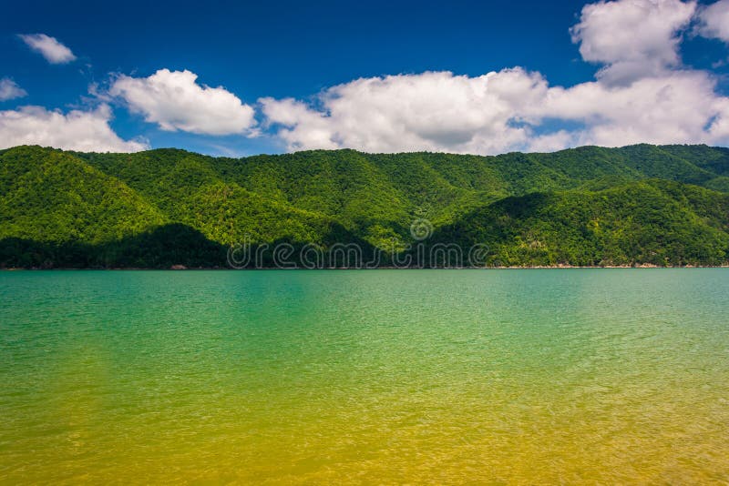 Montagnes le long du rivage du lac Watauga, dans le ressortissant cherokee photos libres de droits Montagnes le long du rivage du lac Watauga, dans le ressortissant cherokee photos libres de droits