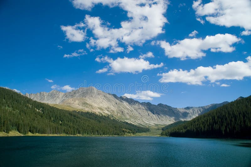 Montagnes rocheuses et lac du Colorado photographie stock Montagnes rocheuses et lac du Colorado photographie stock