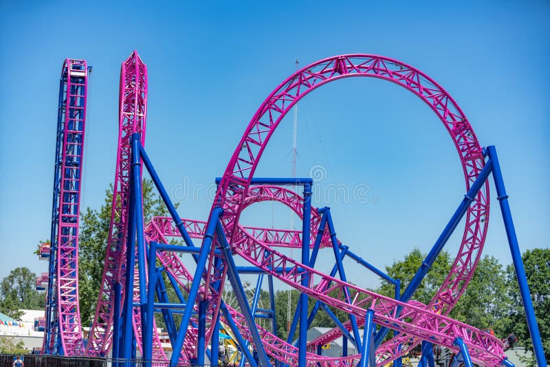 Montagnes russes roses au parc photographie stock libre de droits Montagnes russes roses au parc photographie stock libre de droits
