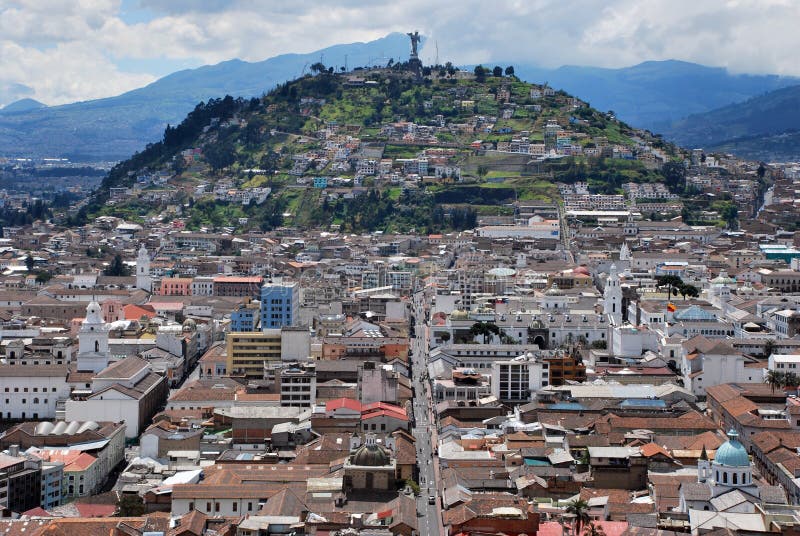 Montagnes vertes et architecture coloniale à Quito, Equateur images stock Montagnes vertes et architecture coloniale à Quito, Equateur images stock