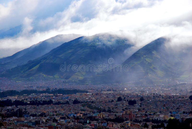 Montagnes vertes à Quito, Equateur photographie stock libre de droits Montagnes vertes à Quito, Equateur photographie stock libre de droits