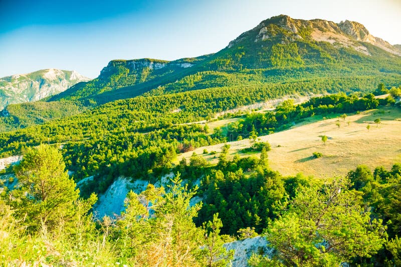 Montains synvinkel av Grand Canyon du Verdon, Provence, Fran royaltyfri foto Montains synvinkel av Grand Canyon du Verdon, Provence, Fran royaltyfri foto