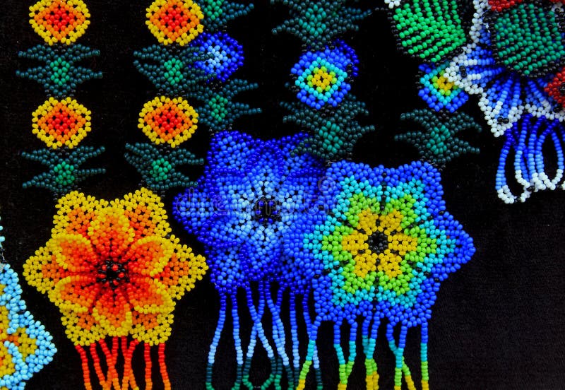Montaje De Pulseras De Flores De Perlas a Colores Imagen de archivo - de floral, calle: 169452133