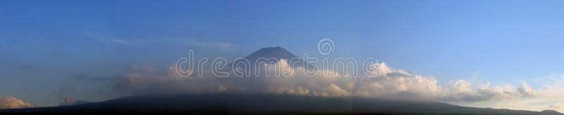 Montaje Fuji rodeado por las nubes - panorama imágenes de archivo libres de regalías Montaje Fuji rodeado por las nubes - panorama imágenes de archivo libres de regalías