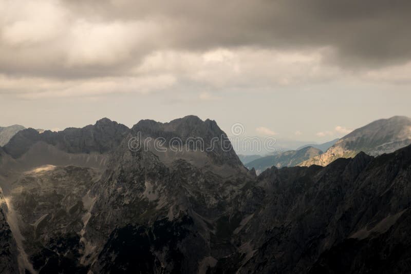 Download Montan@as imagen de archivo. Imagen de nublado, as, color - 100534837