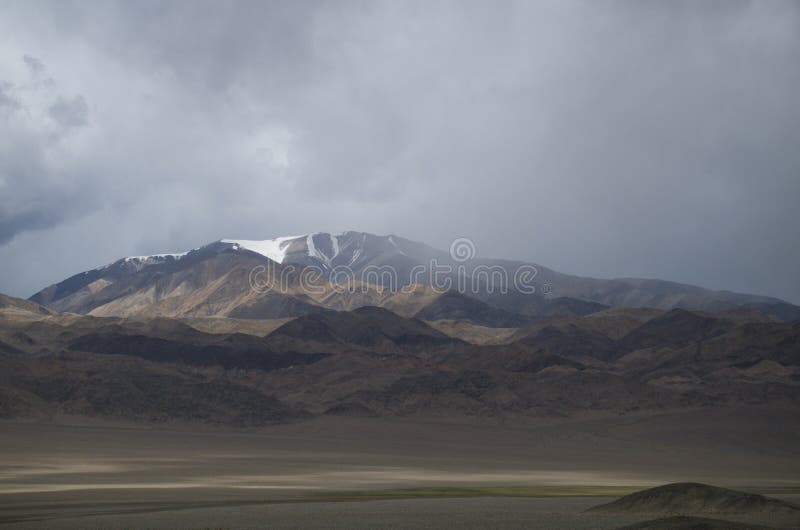 Montanha Altun Tagh sob um céu escuro imagens de stock