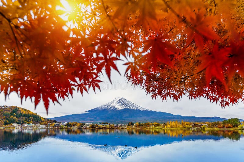 Montanha de Autumn Season e de Fuji no lago Kawaguchiko, Japão fotos de stock royalty free Montanha de Autumn Season e de Fuji no lago Kawaguchiko, Japão fotos de stock royalty free