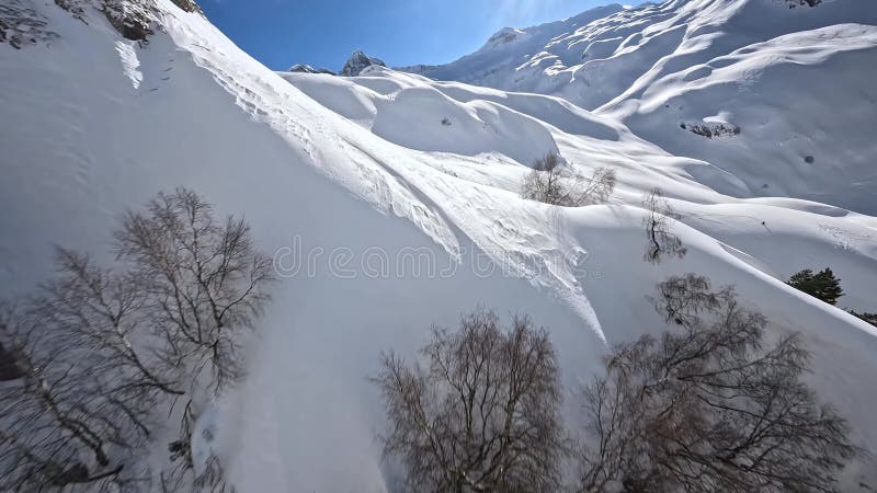 Montanha de inverno estrutura de pedras de neve árvore de neve solarenga paisagem gelada vale paisagem afinal