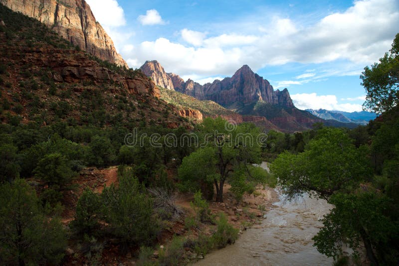 Montanha do guarda em Zion National Park EUA imagens de stock royalty free Montanha do guarda em Zion National Park EUA imagens de stock royalty free