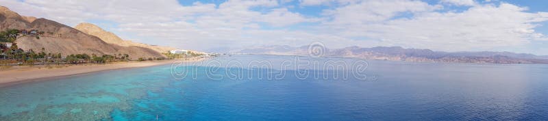 Montanha e recife de corais no Mar Vermelho, Israel, Eilat Opinião panorâmico da paisagem imagens de stock Montanha e recife de corais no Mar Vermelho, Israel, Eilat Opinião panorâmico da paisagem imagens de stock