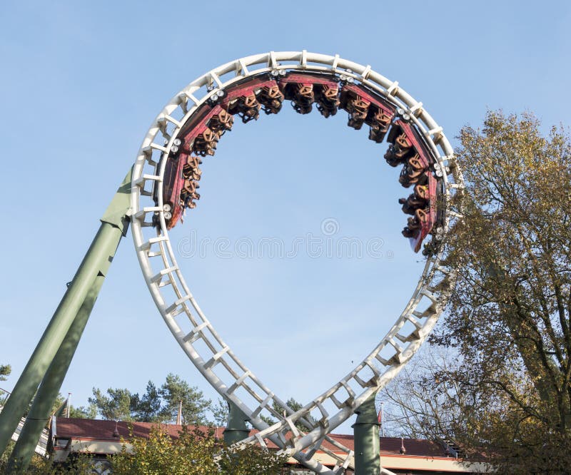 Montanha russa no parque de diversões em holland imagens de stock Montanha russa no parque de diversões em holland imagens de stock