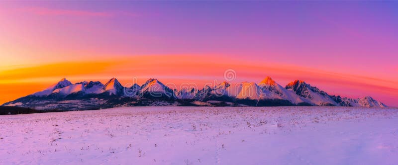 Montanhas altas de Tatra no inverno no por do sol foto de stock Montanhas altas de Tatra no inverno no por do sol foto de stock