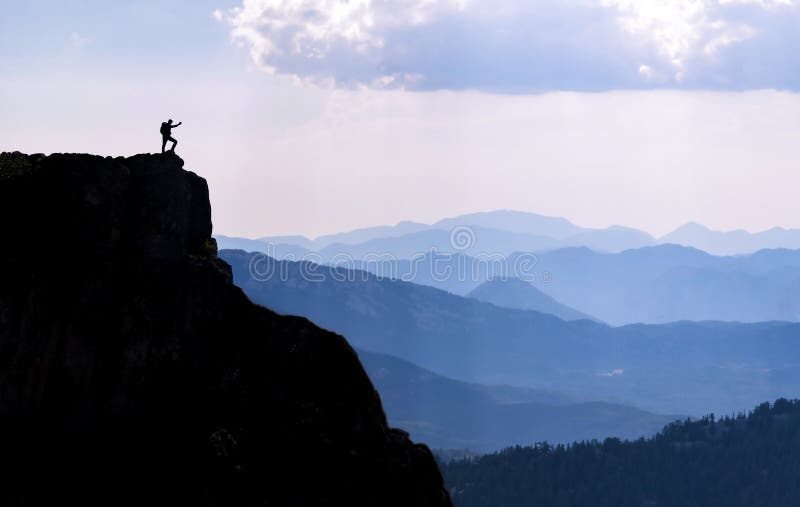 Montanhas altas, penhascos e sucesso da descoberta imagem de stock royalty free Montanhas altas, penhascos e sucesso da descoberta imagem de stock royalty free