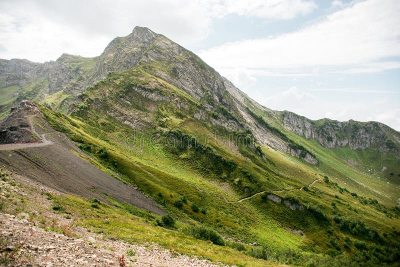 Montanhas com os prados alpinos em Sochi Krasnaya Polyana imagens de stock Montanhas com os prados alpinos em Sochi Krasnaya Polyana imagens de stock